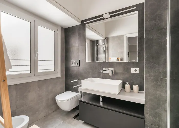 Elegant Hideaway Steps From St Peter Apartment